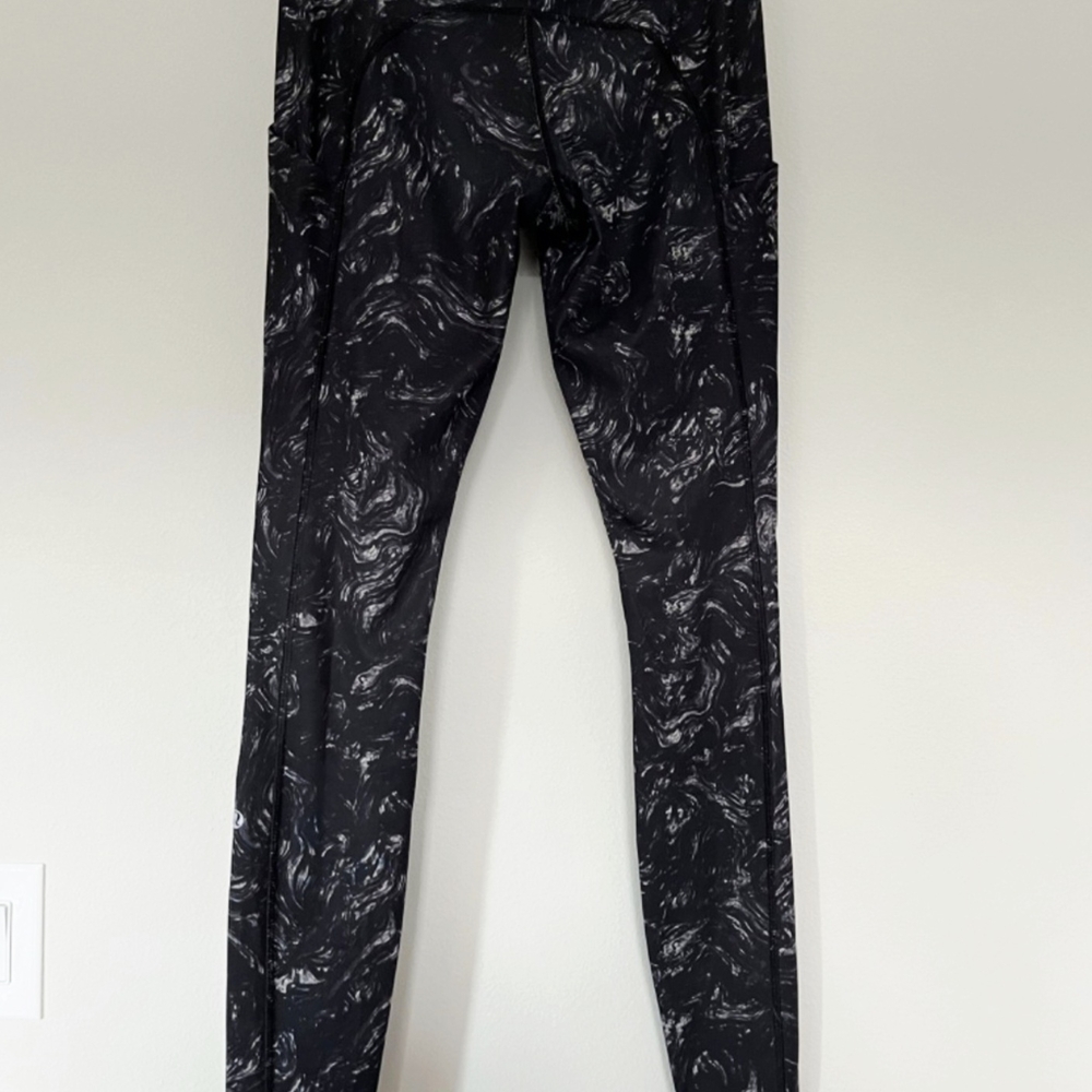 Lululemon Women's Black Patterned leggings